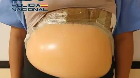 Barriga artificial que ocultaba la droga dentro. Fuente: X Polic&iacute;a Nacional