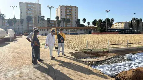 Visitas a las obras del campo de f&uacute;tbol playa. Fuente: Ayto. Huelva