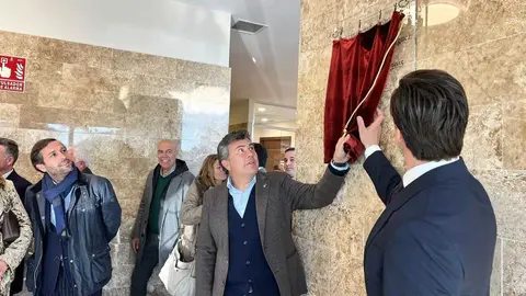 Momento del descubrimiento de la placa