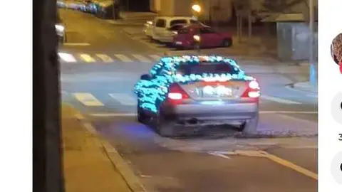 El veh&iacute;culo con luces en Huelva. Fuente: Tiktok de fulanodemengano
