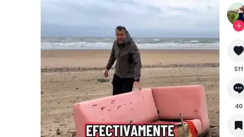 Encuentran un sof&aacute; en la playa del espig&oacute;n de Huelva. Fuente: Tiktok de quique.bolsitas