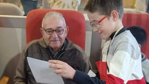 Los m&aacute;s peque&ntilde;os acercan la Navidad a los mayores en Isla Cristina. Fuente: Ayto. Isla Cristina