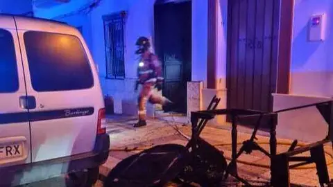 Bomberos actuando en el incendio. Fuente: Facebook Polic&iacute;a Local de Almonte