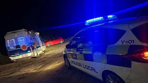 Polic&iacute;a Local y ambulancia en la zona del robo en Rociana
