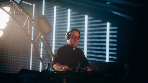 Padre Guilherme haciendo de Dj. Fuente: Pandora Sevilla