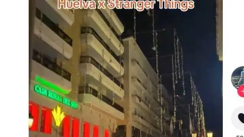 Momento extra&ntilde;o vivido en la capital onubense con las luces de la calle. Fuente: Tiktok de viajandoconmigueh