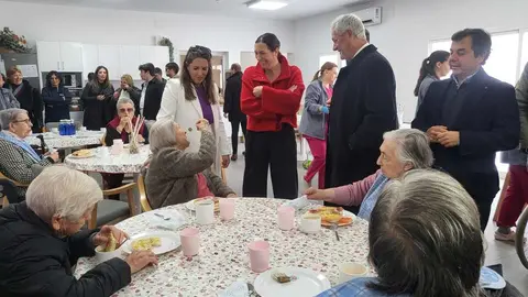L&oacute;pez visita una residencia de mayores en Gibrale&oacute;n
