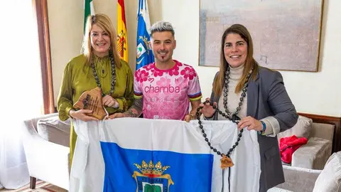 El Ayuntamiento de Huelva recibe a Chamba. Fuente: Facebook Ayto. Huelva