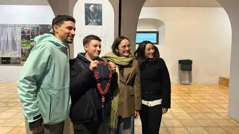 Jes&uacute;s Navas visita Aroche y dona un cord&oacute;n de oraci&oacute;n hecho a mano al Museo del Rosario