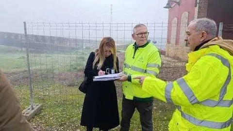 La alcaldesa Roc&iacute;o C&aacute;rdenas firmando el acta de replanteo y autorizaci&oacute;n de Adiff. Fuente: Ayto. San Juan del Puerto