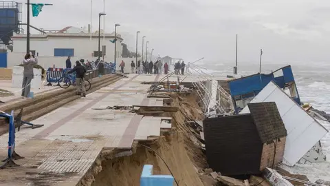 Situaci&oacute;n del paseo mar&iacute;timo de Matalasca&ntilde;as tras el paso de la borrasca Francis. Fuente: Imagen de archivo