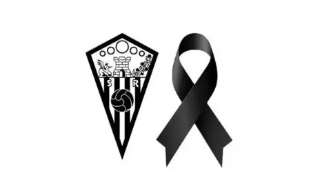 Lazo negro en se&ntilde;al de luto en el club deportivo San Roque de Lepe