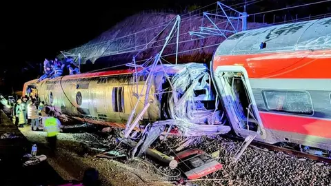 Tren volcado tras descarrilar