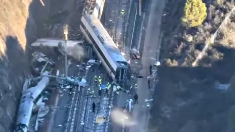 As&iacute; quedaron los trenes tras el descarrilamiento