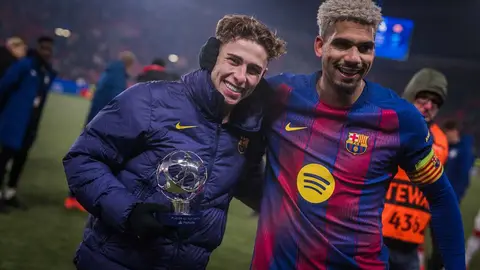 Ferm&iacute;n L&oacute;pez con el MVP del partido de ayer. Fuente: X FC Barcelona