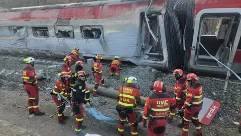 Efectivos de la UME en el lugar del accidente