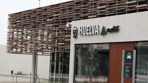 Fachada de la estaci&oacute;n de ferrocarril de Huelva