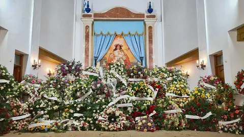 La ermita de los Remedios en Aljaraque repleta de flores en memoria de las v&iacute;ctimas de Adamuz. Fuente: Facebook Remedios Aljaraque