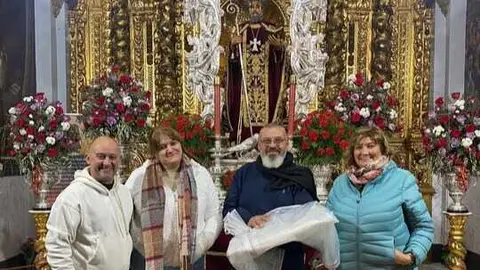 Las hermanas Rodr&iacute;guez Garrido donan el traje para San Antonio Abad en Trigueros. Fuente: Facebook Comisi&oacute;n de San Antonio Abad