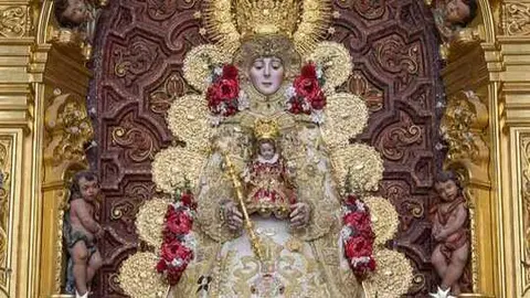 La Virgen del Roc&iacute;o luce un discreto cresp&oacute;n negro en se&ntilde;al de respeto por las v&iacute;ctimas y sus familiares. Fuente: Facebook Hermandad Matriz de Almonte