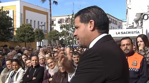 Fidel Saenz, u no de los hijos de Nati de la Torre se dirige al p&uacute;blico