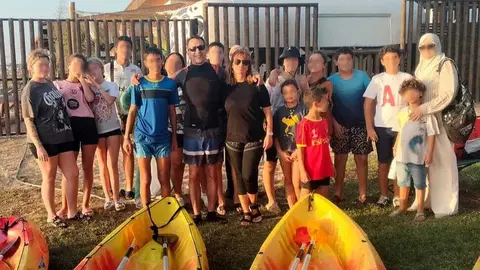 Las familias participantes junto a los responsables de Fecons y de la escuela de Pirag&uuml;ismo.