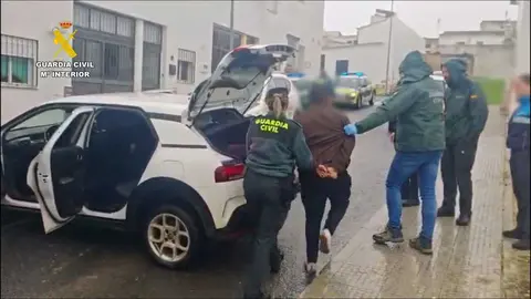 Momento de la detenci&oacute;n del autor de los robos. Fuente: Guardia Civil