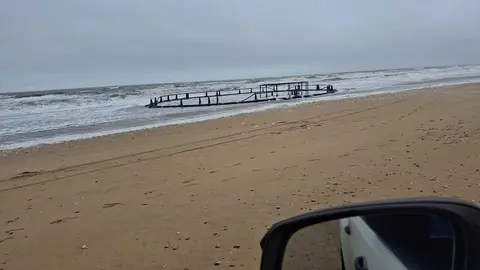 Jaulas flotantes de piscifactor&iacute;a encontradas en la playa de Punta Umbr&iacute;a