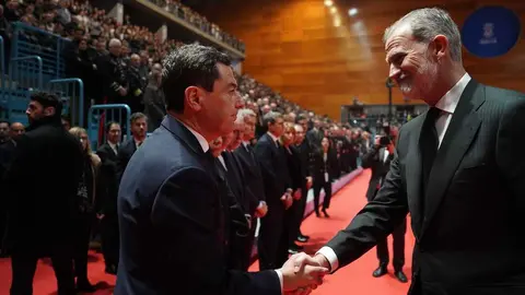 Juanma Moreno saludando al Rey. Fuente: X Juanma Moreno