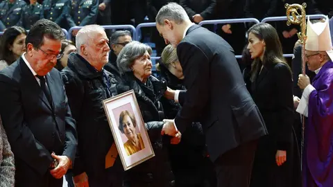Los Reyes saludan a familiares de las v&iacute;ctimas