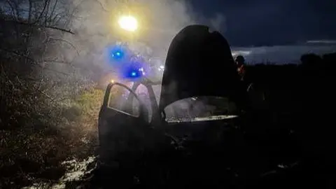 As&iacute; acab&oacute; el veh&iacute;culo tras apagar el incendio. Fuente: Facebook Sab Bomberos Huelva Provincia