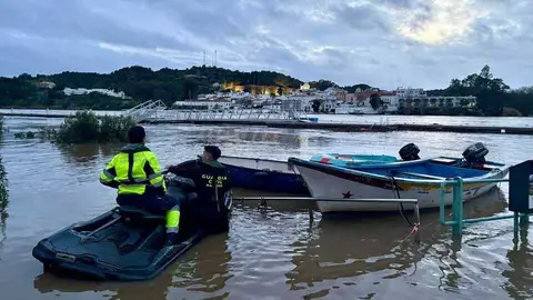 Guardia Civil ayudando en Sanl&uacute;car de Guadiana. Fuente: Facebook Subdelegaci&oacute;n del Gobierno en Huelva