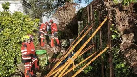 Ca&iacute;da de muro en Cortegana. Fuente: Facebook Sab Bomberos Huelva Provincia