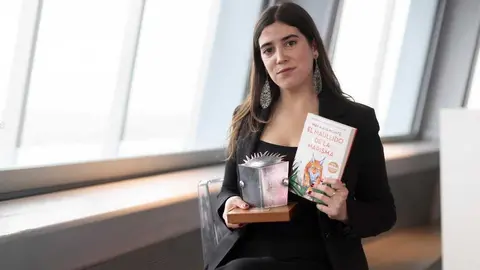 Las ganadoras del Premio Edeb&eacute; Literatura Juvenil, May R Ayamonte y Premio Edeb&eacute; Literatura Infantil, Paloma Bordons respectivamente el d&iacute;a en que el el Premio Edeb&eacute; de Literatura Infantil y Juvenil llega a su 34&ordf; edici&oacute;n.  260205MP  PREMIOS EDUCACION CULTURA  05 02 2026  BARCELONA  FOTO: MARTA PEREZ