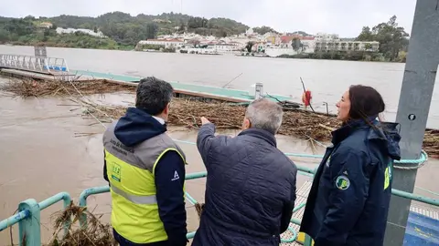El alcalde de Sanl&uacute;car se&ntilde;ala a la consejera y al delegado de la Junta