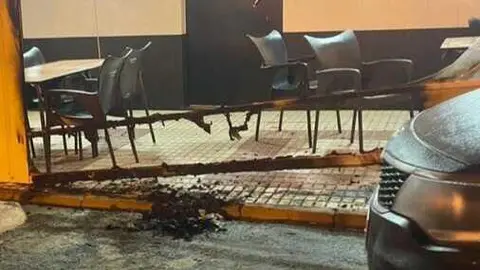 As&iacute; qued&oacute; la terraza tras el incendio intencionado. Fuente: Facebook Polic&iacute;a Local de Almonte