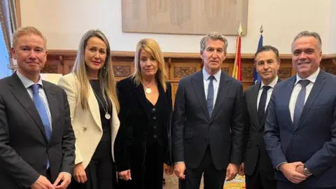 Feij&oacute;o con la alcaldesa de Hueva, concejales y diputados