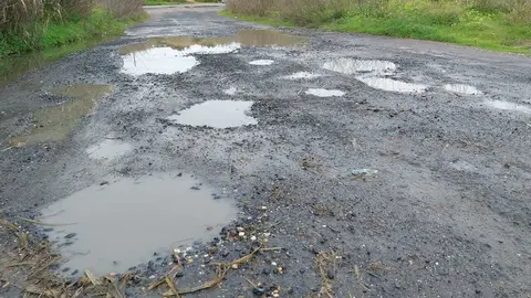 Baches y socavones en una carretera onubense