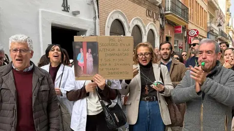 M&eacute;dicos se manifiestan ante la Subdelegaci&oacute;n del Gobierno