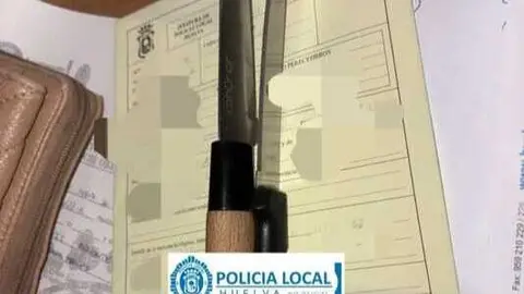 Cuchillos que portaba el detenido en su veh&iacute;culo. Fuente: Polic&iacute;a Local de Huelva