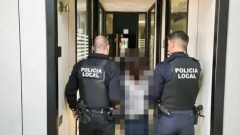 La Polic&iacute;a Local de Lepe junto al detenido. Fuente. Facebook Polic&iacute;a Local de Lepe