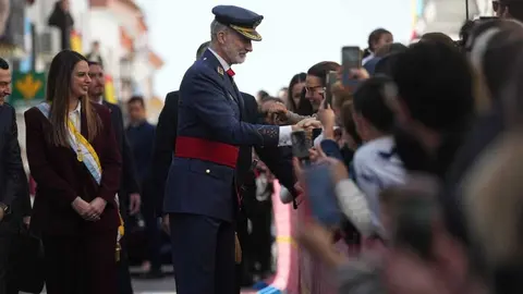 El rey saluda a vecinos ante la atenta mirada de la alcaldesa de Palos