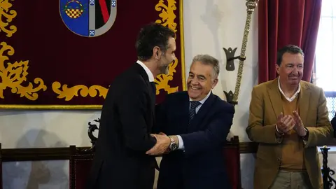 Fern&aacute;ndez-Pacheco junto a Paco Bella. Fuente: Ayto. Almonte