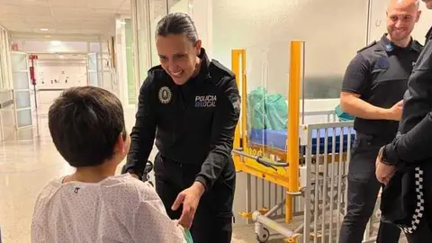 La Polic&iacute;a Local de Ayamonte repartiendo juguetes e ilusi&oacute;n a los ni&ntilde;os. Fuente: Facebook Polic&iacute;a Local Ayamonte