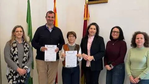 Firma del convenio entre el Ayuntamiento de Trigueros y FEAFFES. Fuente: Ayuntamiento de Trigueros