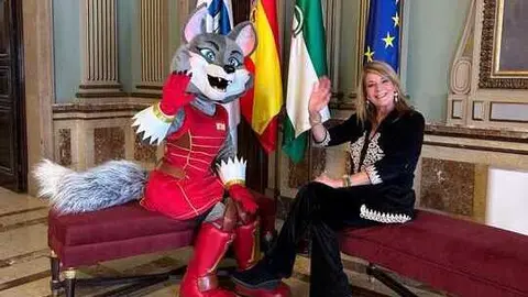 La mascota Luz junto a Pilar Miranda