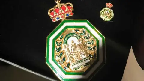 Adamuz recibe la medalla de Andaluc&iacute;a. Fuente: Facebook Rafael &Aacute;ngel Moreno