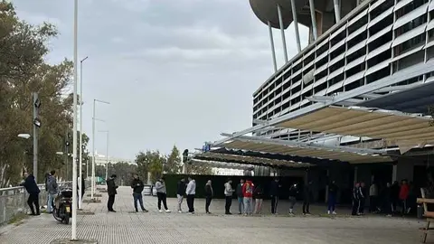 Asi se encontraba la cola media hora antes para comprar las entradas. Fuente: X Recre Fans