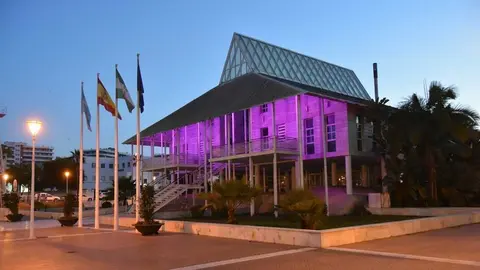 El Ayuntamiento de Punta Umbr&iacute;a iluminado por el D&iacute;a de la Mujer. Fuente: Facebook Ayto. Punta Umbr&iacute;a