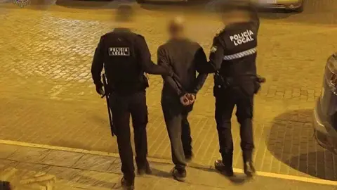Uno de los detenidos en Almonte. Fuente: Facebook Plataforma de Polic&iacute;as Locales de Almonte